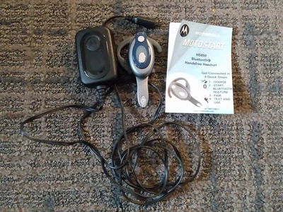 Motorola HS850 Bluetooth Handsfre Headset W/Charger & Manual  - Image 1 of 4