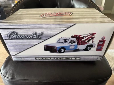 1/18 1969 CHEVROLET C30 COOTERS HAZZARD COUNTY GARAGE TOW TRUCK GREENLIGHT 13622 - Image 1 of 4