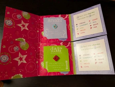 NUEVO Juego de 2 dijes para pulsera de collar American Girl "justo e inteligente" Foto 1 de 2