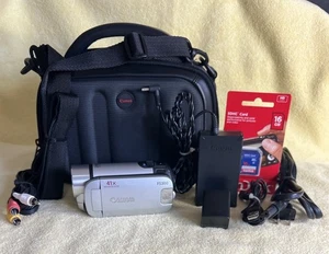 Canon Camcorder Video Camera - FS300 - 2000x Digital Zoom - Bundle - Nr Mint - - Picture 1 of 14