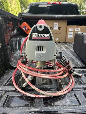 XT250 Titan Paint Sprayer 1/2 Horse Power /.25 Gallons Per Min P12 - Image 1 of 4
