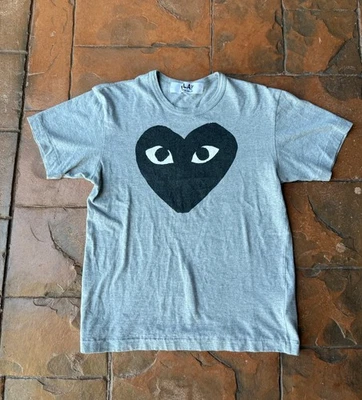 Camiseta Comme des Garcons PLAY Corazón Logo CDG Adulto Gris Mediano Diseñador Foto 1 de 4