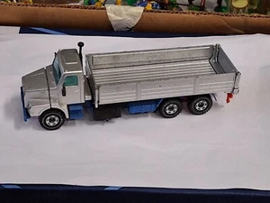 K-61 siku 2517 LKW mit Pritschenaufbau Volvo silbergraumetallic, ohne Plane - Bild 1 von 5