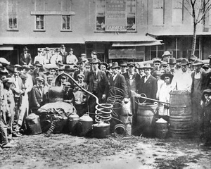 Stadt posiert mit beschlagnahmten Stills Vintage 8x10 Nachdruck des alten Fotos - Bild 1 von 1