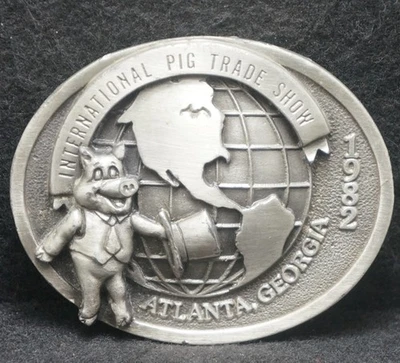 XC13177 *NOS* VINTAGE 1982 ***INTERNATIONAL PIG TRADE SHOW*** ANIMAL BELT BUCKLE - Image 1 of 2