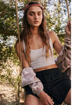 NOVO COM ETIQUETAS FP MOVEMENT por FREE PEOPLE Smocked Crop Tank TOP XS/S CINZA GELO  - Imagem 1 de 4