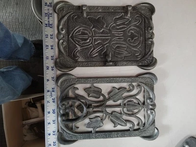 Antiguo llamador de puerta ornamentado de hierro fundido mirilla hablar fácil diseño de tulipán gris Foto 1 de 4