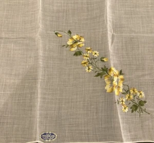 VINTAGE LADIES HANKIE EMBROIDERED YELLOW FLOWERS ORIGINAL TAG SWITZERLAND - Picture 1 of 3