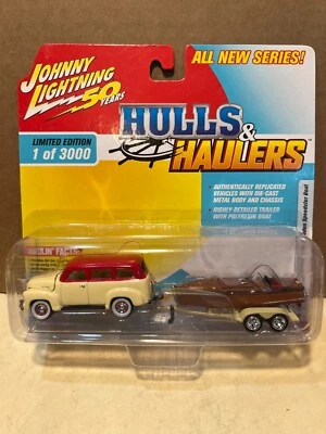 1/64 JOHNNY LIGHTNING HULL & HAULERS 1950 CHEVROLET SUBURBAN & WOODEN BARRELBACK - Image 1 of 2