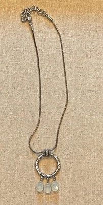 Colgante Círculo Tono Plata Brighton con Piedras Lágrimas Jade Suave Foto 1 de 3