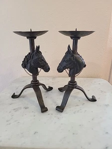 FIGI 2 CAVALLI COPPIA PORTACANDELE EQUITAZIONE CA-RUR-101 CAVALLO CANDELABRO - Foto 1 di 6