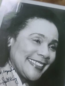 CORETTA SCOTT KING: foto autografata firmata con stazionario - Foto 1 di 2