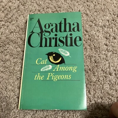 Cat Among The Pigeons - Agatha Christie (книга в мягкой обложке, 1969) карманное книжное издание - Изображение 1 из 4