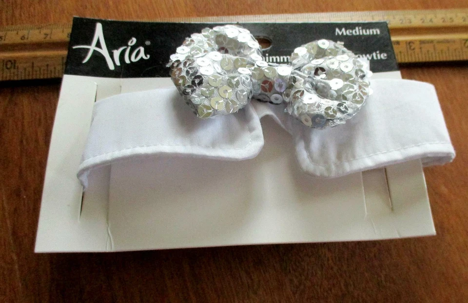 Pajarita de lentejuelas brillantes Aria y cuello camisero plateado brillante mediano 10" - 14" Foto 1 de 2