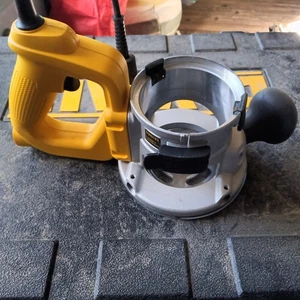Base maniglia a D DeWalt DW6183 usata per router DW616/DW618 - Foto 1 di 4