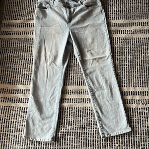 Chicos Fabulously slimming Size 2.5 Light Wash Jeans Straight leg - Picture 1 of 5