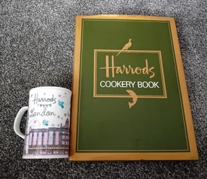Harrods Collectibles: London Souvenir Bone China Mug & Harrods Cook Book - Bild 1 von 5