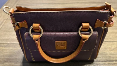 Сумка Dooney & Bourke из шагреневой кожи средний карман бордовая - Изображение 1 из 4