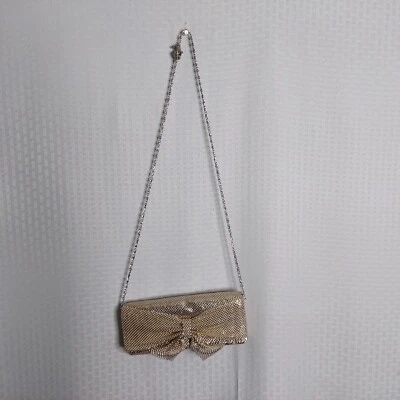 Cartera sin asas Jessica McClintock dorada metálica con correa para el hombro lazo en la parte delantera Foto 1 de 4