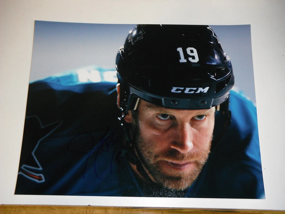 SAN JOSE SHARKS JOE THORNTON PISTA OSCURA FIRMADA 11X14 Foto 1 de 1