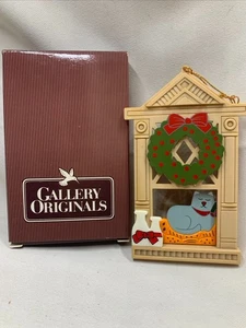 Avon Gallery Originals Holiday Window Ornament Wreath - Sleeping Cat - Picture 1 of 4