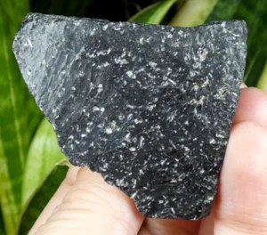 Obsidian schwarz gesprenkelt Äolische Inseln 5,5x4,5cm Italien Mineral Sammlung - Bild 1 von 4