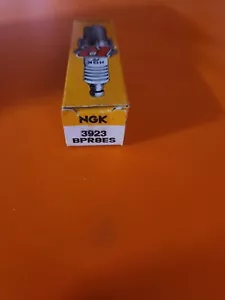NGK Spark Plug BPR8ES 3923 Standard/Nickel BPR8ES NGK - Foto 1 di 4
