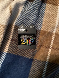  Walt Disney World 2000 Celebrate the Future Hand in Hand Trading Pin 
