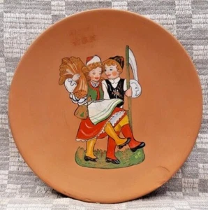 Piatto da parete rotondo in ceramica con dipinto a mano 1951y.Firmato - Foto 1 di 7