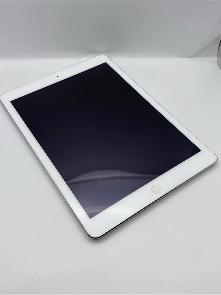 Apple iPad Air (A1474) - 9.7" - 32 GB - Wi-Fi Only - Silver - Image 1 of 4