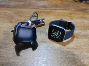 Rastreador de actividad Fitbit Versa 2 - Plateado ¡Excelente estado! - Imagen 1 de 3