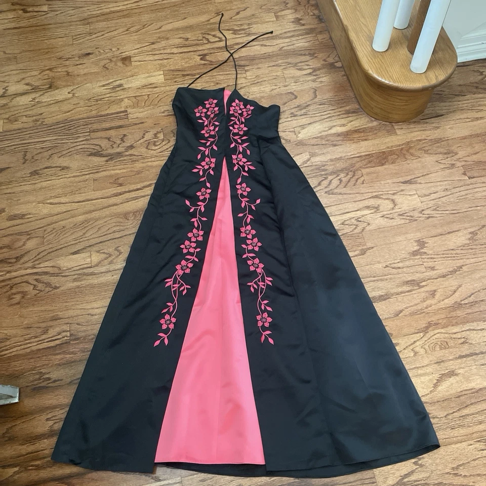 Vestido Morgan And Co Talla 9/10 Formal, Regreso a Casa, Baile de graduación Negro y Fuscha  Foto 1 de 4