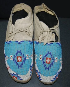 Native American Sioux Indian 1900, Sinew sewn, Beaded adult Moccasins - Picture 1 of 6