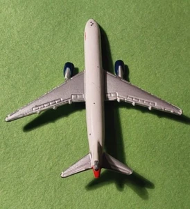 Matchbox Mattel 2005 Boeing 777-200 Airbus A318 aus Metall 12 x 11 cm - Bild 1 von 6