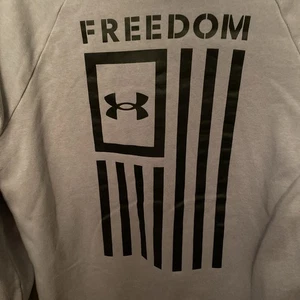 Hombre Under Armour MEDIANO Mezcla Algodón Gris Freedom Manga Larga Sudadera con Capucha - Imagen 1 de 8