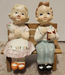 JUNGE / MÄDCHEN AUF HOLZBANK SALZ & PFEFFERSTREUER JAPAN SELTEN VINTAGE 1940er - Bild 1 von 4