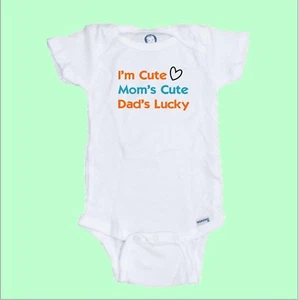Ich bin süß Mamas süßer Papas glücklicher lustiger Baby-Einteiler PERFEKTES GESCHENK kostenloser Versand - Bild 1 von 2