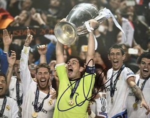 IKER CASILLAS HAND SIGNED 10X8 REAL MADRID PHOTO + PROOF + COA - Picture 1 of 3