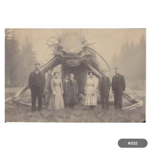 POSTAL Espeluznante Familia Victoriana con Monstruo Extraño Horror Gótico Extraño Thornevale - Imagen 1 de 2