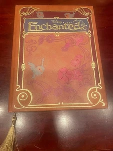 Disney Enchanted Collector’s Storybook – Hardcover Requisite Replik mit Quaste  - Bild 1 von 4