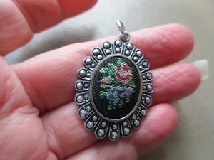 COLGANTE DE DIJE FLOR DE PUNTO PEQUEÑO DE COSTURA RETRO TONO PLATEADO MARCASITA DE COLECCIÓN - Imagen 1 de 2