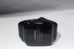 Unlocked Apple Watch Series 10 46MM Black Aluminum Black Band MWY33LW/A #19346 - Photo 1 sur 8