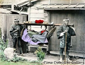 Frauen werden in einem Kago getragen, Japan - 1880er Jahre - historischer Fotodruck - Bild 1 von 1