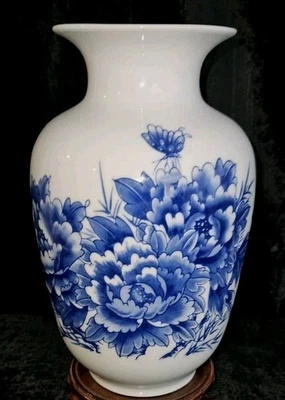 Vintage Chinese Porcelain Blue and White Floral Vase JINGDEZHEN  MINT  CONDITION - image 1 of 4