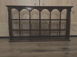 Taza de té y platillo de pared de madera ornamentados de colección estante de exhibición de 3 niveles para curiosidades 18 ventanas - Imagen 1 de 8