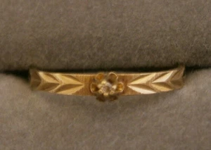 DIAMOND SOLITAIRE DAINTY ENGAGEMENT RING FLOWER CHEVRON ETCH 10K YELLOW GOLD USA - Picture 1 of 9