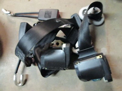 Fivela de cinto de segurança traseiro VolksWagen Beetle 1998-99-2000-2001-2003-04-2005 - Imagem 1 de 2