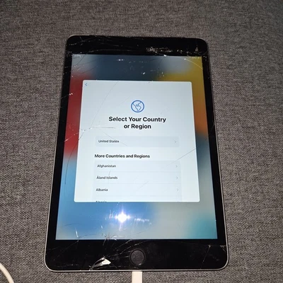 Apple iPad mini 4 A1550 pantalla rota pero funciona Foto 1 de 4