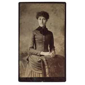 Silla victoriana y mujer joven gris Studio Salem Massachusetts CDV c1885 C3603 - Imagen 1 de 2