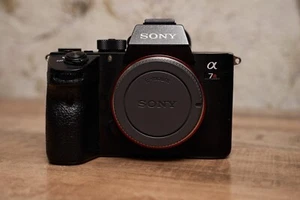 Sony Alpha A7R III 42.4 MP Digitalkamera - Schwarz (Nur Gehäuse) - Bild 1 von 8